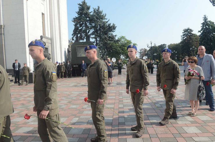 Голова Верховної Ради України Дмитро Разумков взяв участь у церемонії вшанування пам’яті військовослужбовців, які загинули 31 серпня 2015 р. під час несення служби під стінами Верховної Ради України (м. Київ, вул. Грушевського, 5, Площа Конституції).