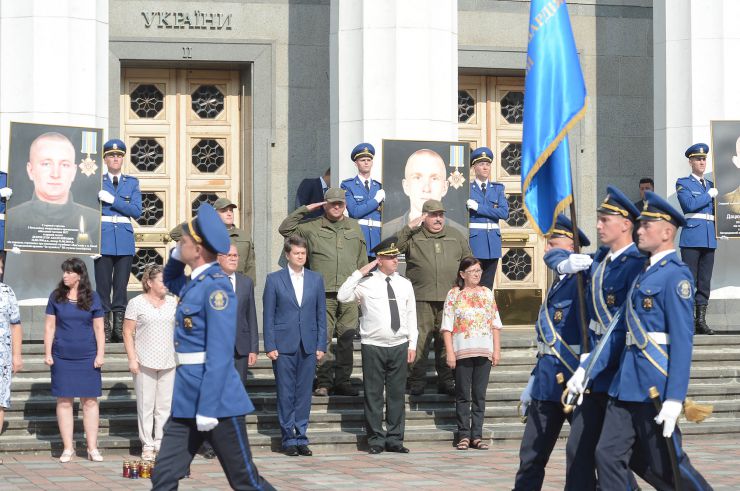 Голова Верховної Ради України Дмитро Разумков взяв участь у церемонії вшанування пам’яті військовослужбовців, які загинули 31 серпня 2015 р. під час несення служби під стінами Верховної Ради України (м. Київ, вул. Грушевського, 5, Площа Конституції).