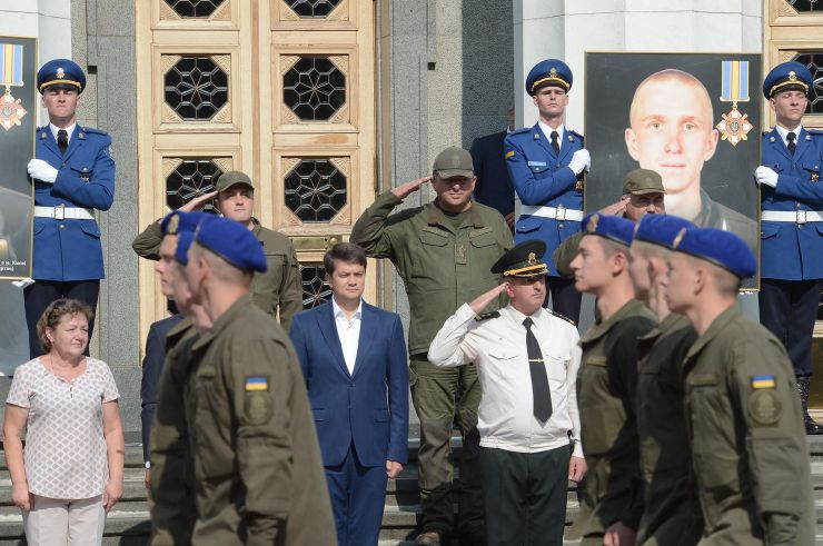 Голова Верховної Ради України Дмитро Разумков взяв участь у церемонії вшанування пам’яті військовослужбовців, які загинули 31 серпня 2015 р. під час несення служби під стінами Верховної Ради України (м. Київ, вул. Грушевського, 5, Площа Конституції).