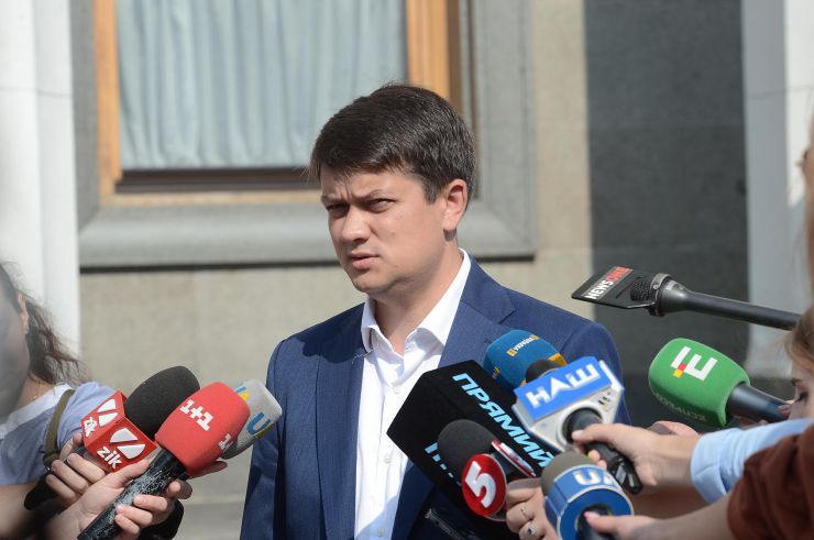 Голова Верховної Ради України Дмитро Разумков взяв участь у церемонії вшанування пам’яті військовослужбовців, які загинули 31 серпня 2015 р. під час несення служби під стінами Верховної Ради України (м. Київ, вул. Грушевського, 5, Площа Конституції).
