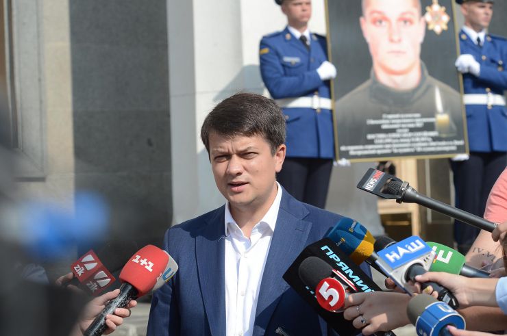 Голова Верховної Ради України Дмитро Разумков взяв участь у церемонії вшанування пам’яті військовослужбовців, які загинули 31 серпня 2015 р. під час несення служби під стінами Верховної Ради України (м. Київ, вул. Грушевського, 5, Площа Конституції).