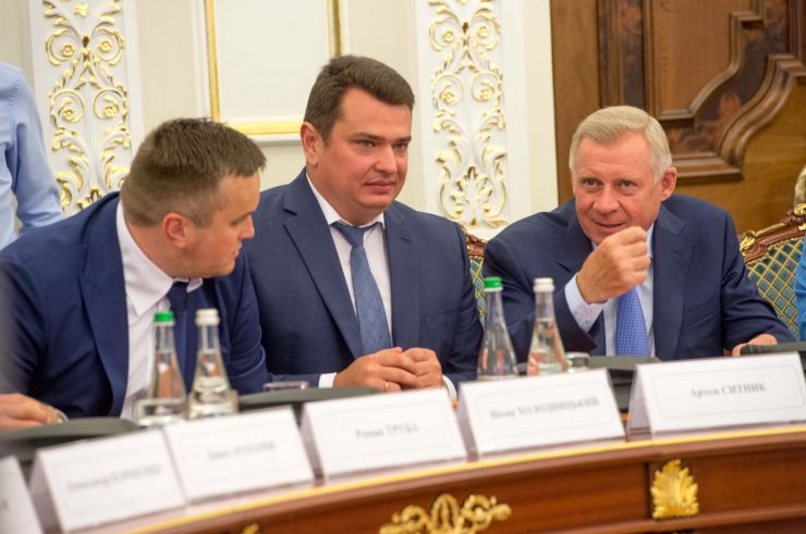 Зустріч Голови Верховної Ради України Дмитра Разумкова, Президента України Володимира Зеленського, керівництва кабінету Міністрів України та правоохоронних органів. Наза́р Холодни́цький  заступник Генерального прокурора — керівник Спеціалізованої антикорупційної прокуратури, Арте́м  Си́тник  директор Національного антикорупційного бюро України, Яків  Смолій  Голова Національного банку України