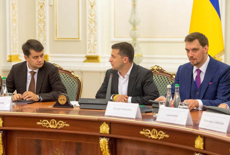 Зустріч Голови Верховної Ради України Дмитра Разумкова, Президента України Володимира Зеленського, керівництва кабінету Міністрів України та правоохоронних органів. Голова Верховної Ради України Дмитро Разумкова, Президент України Володимир Зеленський, Прем'єр-міністр України Олексій Гончарук