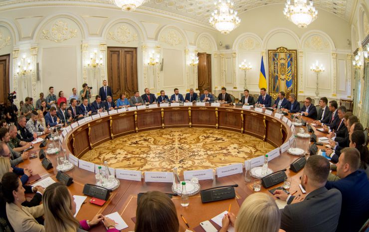 Зустріч Голови Верховної Ради України Дмитра Разумкова, Президента України Володимира Зеленського, керівництва кабінету Міністрів України та правоохоронних органів. Голова Верховної Ради України Дмитро Разумкова, Президент України Володимир Зеленський, Прем'єр-міністр України Олексій Гончарук