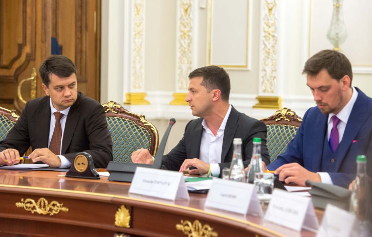 Зустріч Голови Верховної Ради України Дмитра Разумкова, Президента України Володимира Зеленського, керівництва кабінету Міністрів України та правоохоронних органів. Голова Верховної Ради України Дмитро Разумкова, Президент України Володимир Зеленський, Прем'єр-міністр України Олексій Гончарук