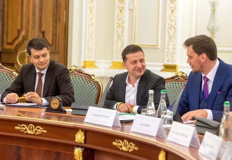 Зустріч Голови Верховної Ради України Дмитра Разумкова, Президента України Володимира Зеленського, керівництва кабінету Міністрів України та правоохоронних органів. Голова Верховної Ради України Дмитро Разумкова, Президент України Володимир Зеленський, Прем'єр-міністр України Олексій Гончарук