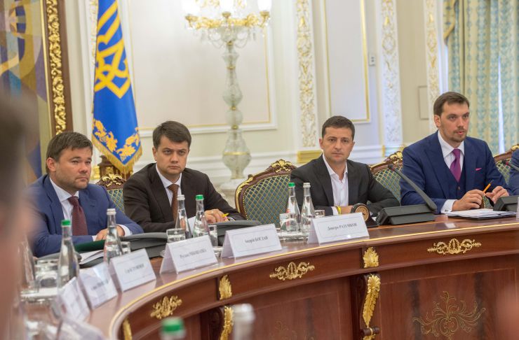 Зустріч Голови Верховної Ради України Дмитра Разумкова, Президента України Володимира Зеленського, керівництва кабінету Міністрів України та правоохоронних органів. Андрій Богдан, Голова Верховної Ради України Дмитро Разумкова, Президент України Володимир Зеленський, Прем'єр-міністр України Олексій Гончарук