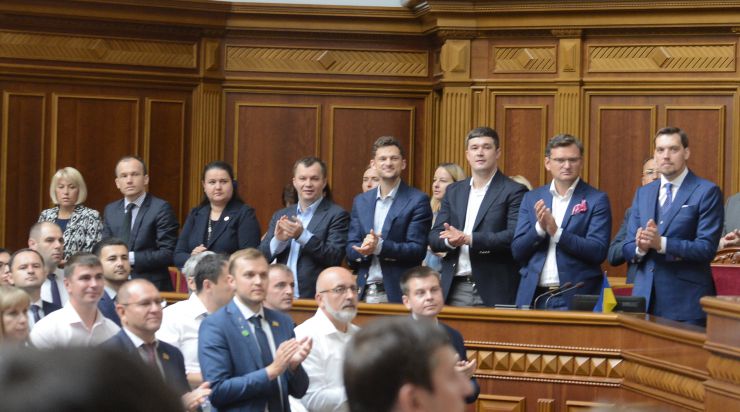 Друга сесія Верховної Ради України дев'ятого скликання
Голова Верховної Ради України Дмитро Разумков оголосив, що у засіданні беруть участь Президент України Володимир Зеленський, Прем’єр міністр України Олексій Гончарук, члени Уряду, керівники центральних органів виконавчої влади, керівники судової гілки влади, присутні посадові особи, яких Верховна Рада обирає, призначає і надає згоду на призначення на посаду, представники громадських організацій.
Верховна Рада прийняла в цілому Закон «Про внесення змін до статті 80 Конституції України (щодо недоторканності народних депутатів України)» (7203). За це рішення проголосували 373 народних депутати.
