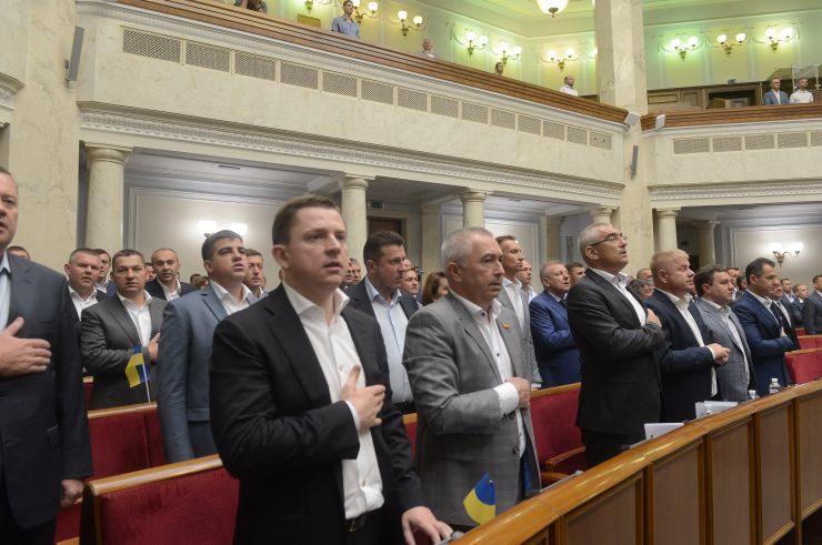 Друга сесія Верховної Ради України дев'ятого скликання
Голова Верховної Ради України Дмитро Разумков оголосив, що у засіданні беруть участь Президент України Володимир Зеленський, Прем’єр міністр України Олексій Гончарук, члени Уряду, керівники центральних органів виконавчої влади, керівники судової гілки влади, присутні посадові особи, яких Верховна Рада обирає, призначає і надає згоду на призначення на посаду, представники громадських організацій.
Верховна Рада прийняла в цілому Закон «Про внесення змін до статті 80 Конституції України (щодо недоторканності народних депутатів України)» (7203). За це рішення проголосували 373 народних депутати.
