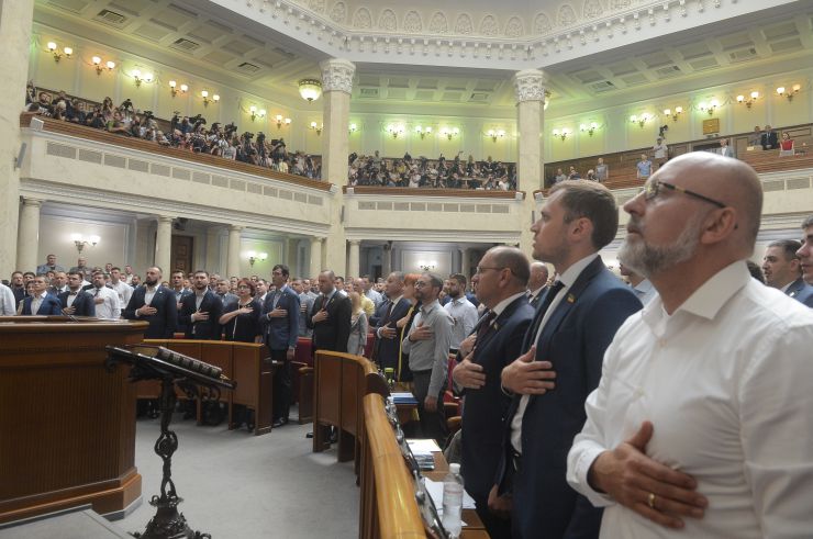 Друга сесія Верховної Ради України дев'ятого скликання
Голова Верховної Ради України Дмитро Разумков оголосив, що у засіданні беруть участь Президент України Володимир Зеленський, Прем’єр міністр України Олексій Гончарук, члени Уряду, керівники центральних органів виконавчої влади, керівники судової гілки влади, присутні посадові особи, яких Верховна Рада обирає, призначає і надає згоду на призначення на посаду, представники громадських організацій.
Верховна Рада прийняла в цілому Закон «Про внесення змін до статті 80 Конституції України (щодо недоторканності народних депутатів України)» (7203). За це рішення проголосували 373 народних депутати.
