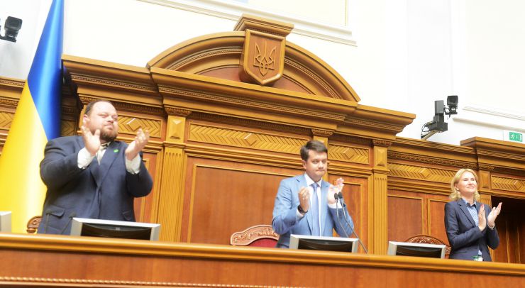 Друга сесія Верховної Ради України дев'ятого скликання
Голова Верховної Ради України Дмитро Разумков оголосив, що у засіданні беруть участь Президент України Володимир Зеленський, Прем’єр міністр України Олексій Гончарук, члени Уряду, керівники центральних органів виконавчої влади, керівники судової гілки влади, присутні посадові особи, яких Верховна Рада обирає, призначає і надає згоду на призначення на посаду, представники громадських організацій.
Верховна Рада прийняла в цілому Закон «Про внесення змін до статті 80 Конституції України (щодо недоторканності народних депутатів України)» (7203). За це рішення проголосували 373 народних депутати. Стефанчук , Кондратюк 
