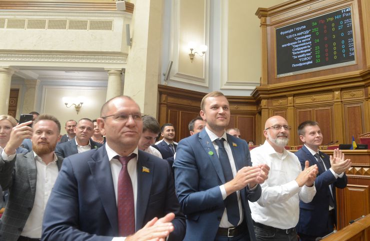 Друга сесія Верховної Ради України дев'ятого скликання
Голова Верховної Ради України Дмитро Разумков оголосив, що у засіданні беруть участь Президент України Володимир Зеленський, Прем’єр міністр України Олексій Гончарук, члени Уряду, керівники центральних органів виконавчої влади, керівники судової гілки влади, присутні посадові особи, яких Верховна Рада обирає, призначає і надає згоду на призначення на посаду, представники громадських організацій.
Верховна Рада прийняла в цілому Закон «Про внесення змін до статті 80 Конституції України (щодо недоторканності народних депутатів України)» (7203). За це рішення проголосували 373 народних депутати.
