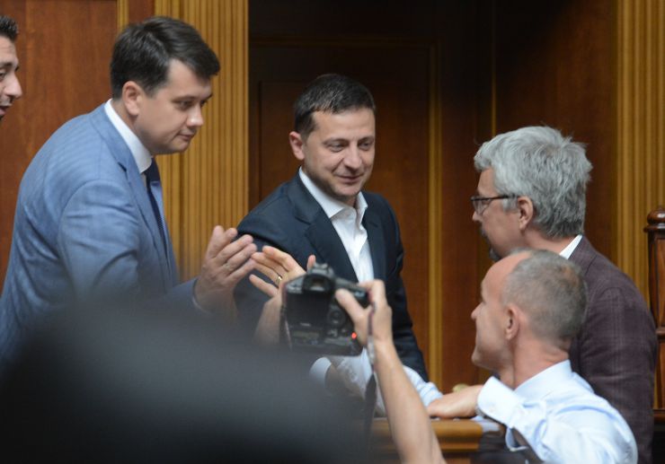 Друга сесія Верховної Ради України дев'ятого скликання
Голова Верховної Ради України Дмитро Разумков оголосив, що у засіданні беруть участь Президент України Володимир Зеленський, Прем’єр міністр України Олексій Гончарук, члени Уряду, керівники центральних органів виконавчої влади, керівники судової гілки влади, присутні посадові особи, яких Верховна Рада обирає, призначає і надає згоду на призначення на посаду, представники громадських організацій.
Верховна Рада прийняла в цілому Закон «Про внесення змін до статті 80 Конституції України (щодо недоторканності народних депутатів України)» (7203). За це рішення проголосували 373 народних депутати.
