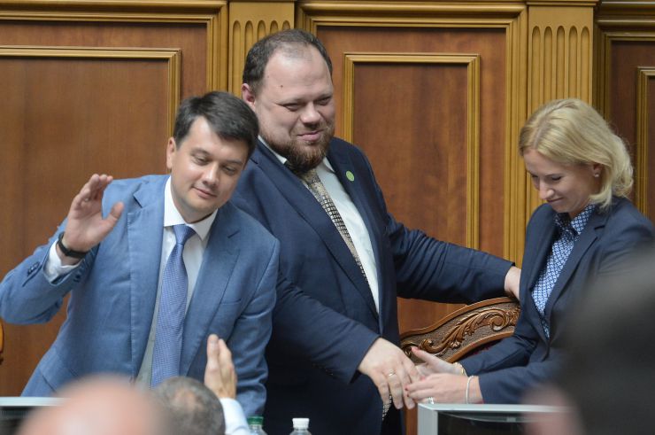 Друга сесія Верховної Ради України дев'ятого скликання
Голова Верховної Ради України Дмитро Разумков оголосив, що у засіданні беруть участь Президент України Володимир Зеленський, Прем’єр міністр України Олексій Гончарук, члени Уряду, керівники центральних органів виконавчої влади, керівники судової гілки влади, присутні посадові особи, яких Верховна Рада обирає, призначає і надає згоду на призначення на посаду, представники громадських організацій.
Верховна Рада прийняла в цілому Закон «Про внесення змін до статті 80 Конституції України (щодо недоторканності народних депутатів України)» (7203). За це рішення проголосували 373 народних депутати. Стефанчук , Кондратюк 
