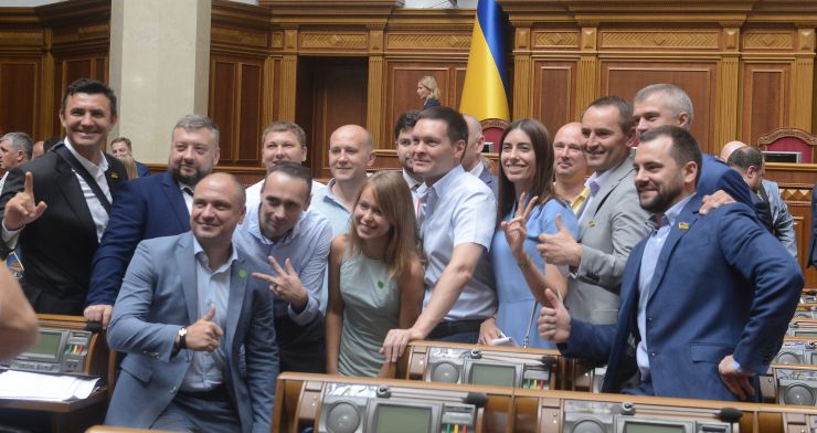 Друга сесія Верховної Ради України дев'ятого скликання
Голова Верховної Ради України Дмитро Разумков оголосив, що у засіданні беруть участь Президент України Володимир Зеленський, Прем’єр міністр України Олексій Гончарук, члени Уряду, керівники центральних органів виконавчої влади, керівники судової гілки влади, присутні посадові особи, яких Верховна Рада обирає, призначає і надає згоду на призначення на посаду, представники громадських організацій.
Верховна Рада прийняла в цілому Закон «Про внесення змін до статті 80 Конституції України (щодо недоторканності народних депутатів України)» (7203). За це рішення проголосували 373 народних депутати.
