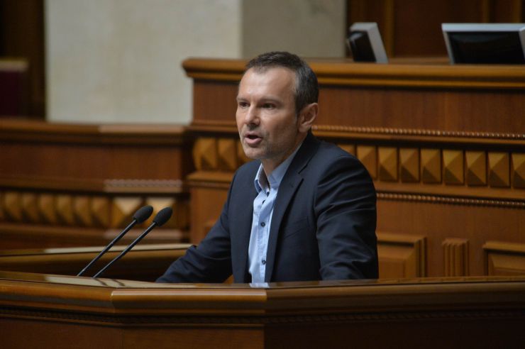 Друга сесія Верховної Ради України дев'ятого скликання Голова Верховної Ради України Дмитро Разумков оголосив, що у засіданні беруть участь Президент України Володимир Зеленський, Прем’єр міністр України Олексій Гончарук, члени Уряду, керівники центральних органів виконавчої влади, керівники судової гілки влади, присутні посадові особи, яких Верховна Рада обирає, призначає і надає згоду на призначення на посаду, представники громадських організацій. Верховна Рада прийняла в цілому Закон «Про внесення змін до статті 80 Конституції України (щодо недоторканності народних депутатів України)» (7203). За це рішення проголосували 373 народних депутати. Вакарчук