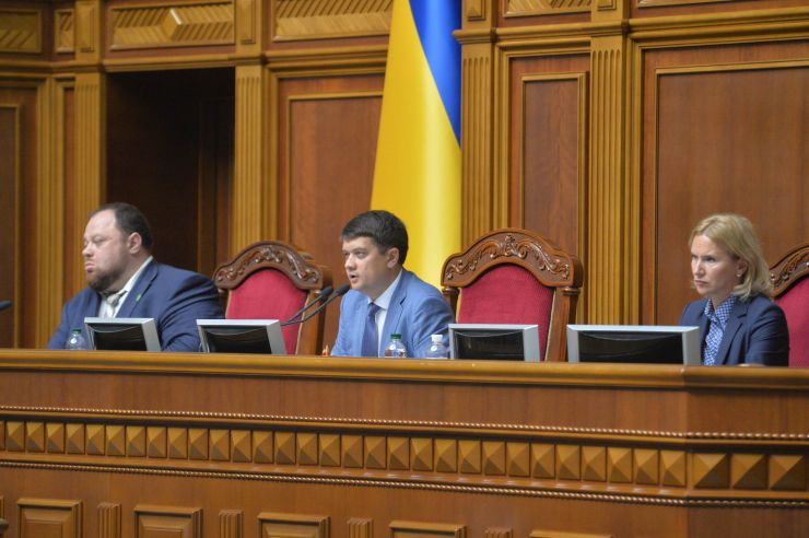 Друга сесія Верховної Ради України дев'ятого скликання Голова Верховної Ради України Дмитро Разумков оголосив, що у засіданні беруть участь Президент України Володимир Зеленський, Прем’єр міністр України Олексій Гончарук, члени Уряду, керівники центральних органів виконавчої влади, керівники судової гілки влади, присутні посадові особи, яких Верховна Рада обирає, призначає і надає згоду на призначення на посаду, представники громадських організацій. Верховна Рада прийняла в цілому Закон «Про внесення змін до статті 80 Конституції України (щодо недоторканності народних депутатів України)» (7203). За це рішення проголосували 373 народних депутати. Перший заступник Голови Верховної Ради Руслан Стефанчук, Голова Верховної Ради Дмитро Разумков, заступник Голови Верховної Ради Олена Кондратюк