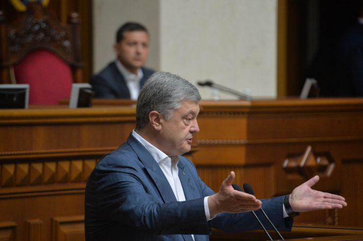 Друга сесія Верховної Ради України дев'ятого скликання Голова Верховної Ради України Дмитро Разумков оголосив, що у засіданні беруть участь Президент України Володимир Зеленський, Прем’єр міністр України Олексій Гончарук, члени Уряду, керівники центральних органів виконавчої влади, керівники судової гілки влади, присутні посадові особи, яких Верховна Рада обирає, призначає і надає згоду на призначення на посаду, представники громадських організацій. Верховна Рада прийняла в цілому Закон «Про внесення змін до статті 80 Конституції України (щодо недоторканності народних депутатів України)» (7203). За це рішення проголосували 373 народних депутати. Петро Порошенко