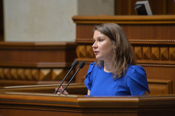 Друга сесія Верховної Ради України дев'ятого скликання Голова Верховної Ради України Дмитро Разумков оголосив, що у засіданні беруть участь Президент України Володимир Зеленський, Прем’єр міністр України Олексій Гончарук, члени Уряду, керівники центральних органів виконавчої влади, керівники судової гілки влади, присутні посадові особи, яких Верховна Рада обирає, призначає і надає згоду на призначення на посаду, представники громадських організацій. Верховна Рада прийняла в цілому Закон «Про внесення змін до статті 80 Конституції України (щодо недоторканності народних депутатів України)» (7203). За це рішення проголосували 373 народних депутати. Совгиря