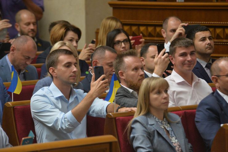 Друга сесія Верховної Ради України дев'ятого скликання Голова Верховної Ради України Дмитро Разумков оголосив, що у засіданні беруть участь Президент України Володимир Зеленський, Прем’єр міністр України Олексій Гончарук, члени Уряду, керівники центральних органів виконавчої влади, керівники судової гілки влади, присутні посадові особи, яких Верховна Рада обирає, призначає і надає згоду на призначення на посаду, представники громадських організацій. Верховна Рада прийняла в цілому Закон «Про внесення змін до статті 80 Конституції України (щодо недоторканності народних депутатів України)» (7203). За це рішення проголосували 373 народних депутати.
