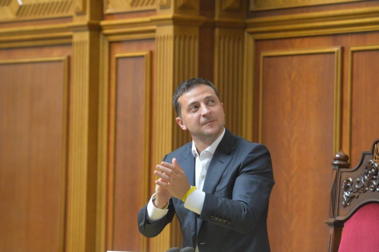Друга сесія Верховної Ради України дев'ятого скликання Голова Верховної Ради України Дмитро Разумков оголосив, що у засіданні беруть участь Президент України Володимир Зеленський, Прем’єр міністр України Олексій Гончарук, члени Уряду, керівники центральних органів виконавчої влади, керівники судової гілки влади, присутні посадові особи, яких Верховна Рада обирає, призначає і надає згоду на призначення на посаду, представники громадських організацій. Верховна Рада прийняла в цілому Закон «Про внесення змін до статті 80 Конституції України (щодо недоторканності народних депутатів України)» (7203). За це рішення проголосували 373 народних депутати.