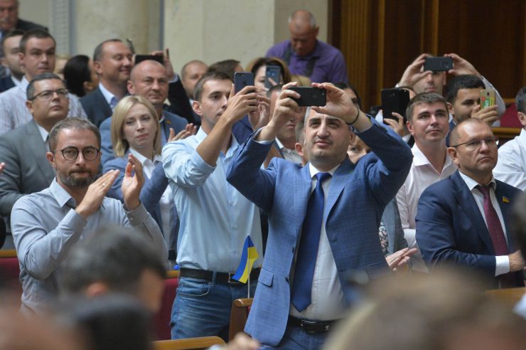 Друга сесія Верховної Ради України дев'ятого скликання Голова Верховної Ради України Дмитро Разумков оголосив, що у засіданні беруть участь Президент України Володимир Зеленський, Прем’єр міністр України Олексій Гончарук, члени Уряду, керівники центральних органів виконавчої влади, керівники судової гілки влади, присутні посадові особи, яких Верховна Рада обирає, призначає і надає згоду на призначення на посаду, представники громадських організацій. Верховна Рада прийняла в цілому Закон «Про внесення змін до статті 80 Конституції України (щодо недоторканності народних депутатів України)» (7203). За це рішення проголосували 373 народних депутати.