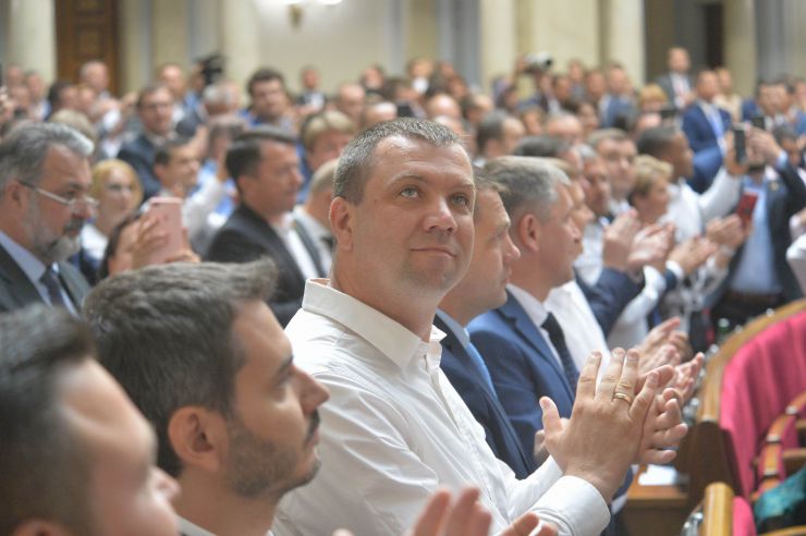 Друга сесія Верховної Ради України дев'ятого скликання Голова Верховної Ради України Дмитро Разумков оголосив, що у засіданні беруть участь Президент України Володимир Зеленський, Прем’єр міністр України Олексій Гончарук, члени Уряду, керівники центральних органів виконавчої влади, керівники судової гілки влади, присутні посадові особи, яких Верховна Рада обирає, призначає і надає згоду на призначення на посаду, представники громадських організацій. Верховна Рада прийняла в цілому Закон «Про внесення змін до статті 80 Конституції України (щодо недоторканності народних депутатів України)» (7203). За це рішення проголосували 373 народних депутати.