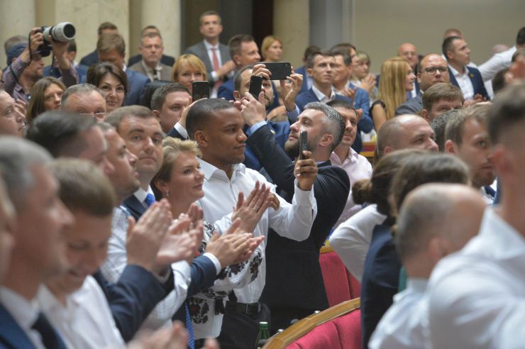 Друга сесія Верховної Ради України дев'ятого скликання Голова Верховної Ради України Дмитро Разумков оголосив, що у засіданні беруть участь Президент України Володимир Зеленський, Прем’єр міністр України Олексій Гончарук, члени Уряду, керівники центральних органів виконавчої влади, керівники судової гілки влади, присутні посадові особи, яких Верховна Рада обирає, призначає і надає згоду на призначення на посаду, представники громадських організацій. Верховна Рада прийняла в цілому Закон «Про внесення змін до статті 80 Конституції України (щодо недоторканності народних депутатів України)» (7203). За це рішення проголосували 373 народних депутати.