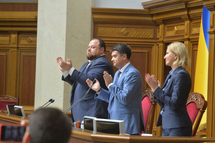 Друга сесія Верховної Ради України дев'ятого скликання Голова Верховної Ради України Дмитро Разумков оголосив, що у засіданні беруть участь Президент України Володимир Зеленський, Прем’єр міністр України Олексій Гончарук, члени Уряду, керівники центральних органів виконавчої влади, керівники судової гілки влади, присутні посадові особи, яких Верховна Рада обирає, призначає і надає згоду на призначення на посаду, представники громадських організацій. Верховна Рада прийняла в цілому Закон «Про внесення змін до статті 80 Конституції України (щодо недоторканності народних депутатів України)» (7203). За це рішення проголосували 373 народних депутати. Перший заступник Голови Верховної Ради Руслан Стефанчук, Голова Верховної Ради Дмитро Разумков, заступник Голови Верховної Ради Олена Кондратюк