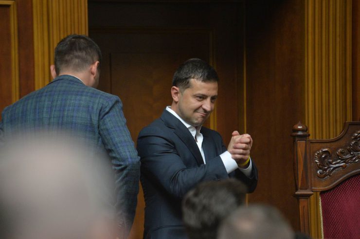 Друга сесія Верховної Ради України дев'ятого скликання Голова Верховної Ради України Дмитро Разумков оголосив, що у засіданні беруть участь Президент України Володимир Зеленський, Прем’єр міністр України Олексій Гончарук, члени Уряду, керівники центральних органів виконавчої влади, керівники судової гілки влади, присутні посадові особи, яких Верховна Рада обирає, призначає і надає згоду на призначення на посаду, представники громадських організацій. Верховна Рада прийняла в цілому Закон «Про внесення змін до статті 80 Конституції України (щодо недоторканності народних депутатів України)» (7203). За це рішення проголосували 373 народних депутати.