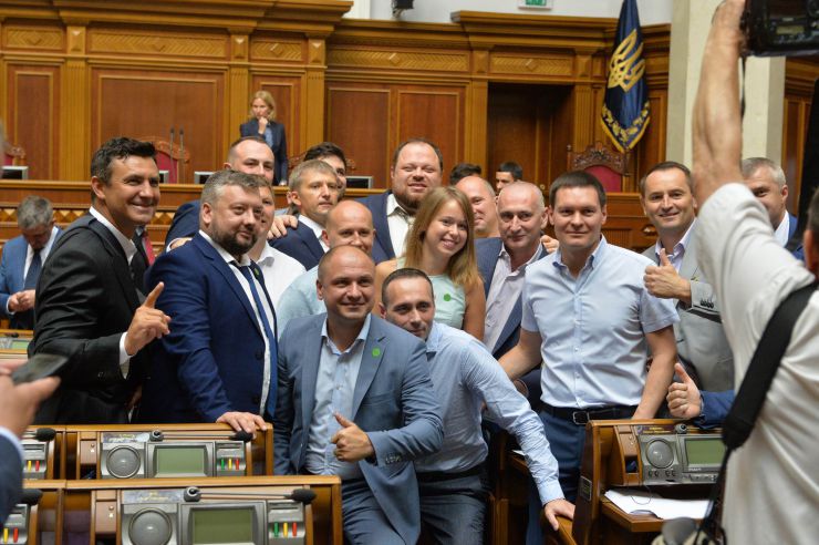 Друга сесія Верховної Ради України дев'ятого скликання Голова Верховної Ради України Дмитро Разумков оголосив, що у засіданні беруть участь Президент України Володимир Зеленський, Прем’єр міністр України Олексій Гончарук, члени Уряду, керівники центральних органів виконавчої влади, керівники судової гілки влади, присутні посадові особи, яких Верховна Рада обирає, призначає і надає згоду на призначення на посаду, представники громадських організацій. Верховна Рада прийняла в цілому Закон «Про внесення змін до статті 80 Конституції України (щодо недоторканності народних депутатів України)» (7203). За це рішення проголосували 373 народних депутати.