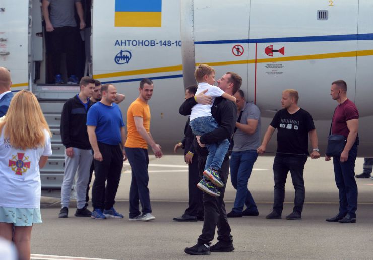 7 вересня 2019 у Київ в аеропорт Бориспіль прилетіли з московського полону 35 українських заручників, серед них 24 моряки захоплених суден у Керченській протоці.
Денис Гриценко – командир 1-го дивізіону кораблів охорони рейду морського командування з сином.