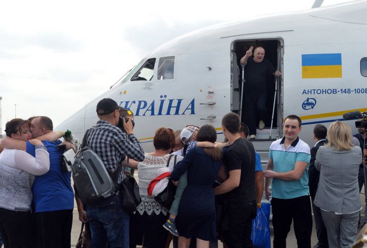 7 вересня 2019 у Київ в аеропорт Бориспіль прилетіли з московського полону 35 українських заручників, серед них 24 моряки захоплених суден у Керченській протоці.
Кримськотатарський громадський активіст Едем Бекіров.