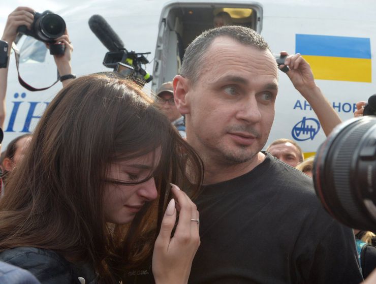 7 вересня 2019 у Київ в аеропорт Бориспіль прилетіли з московського полону 35 українських заручників, серед них 24 моряки захоплених суден у Керченській протоці. Олег Сєнцов з донькою.