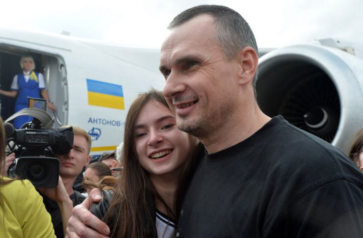 7 вересня 2019 у Київ в аеропорт Бориспіль прилетіли з московського полону 35 українських заручників, серед них 24 моряки захоплених суден у Керченській протоці. Олег Сєнцов з донькою.