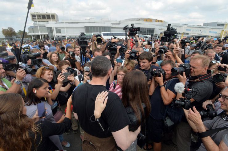7 вересня 2019 у Київ в аеропорт Бориспіль прилетіли з московського полону 35 українських заручників, серед них 24 моряки захоплених суден у Керченській протоці. Олег Сєнцов з донькою.