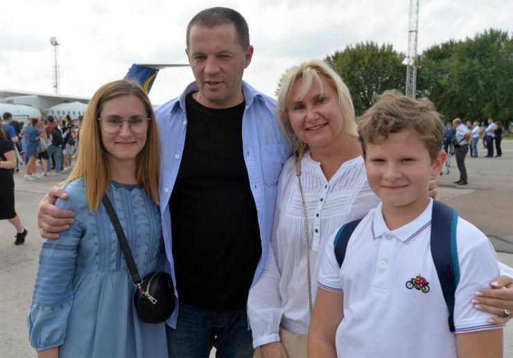 7 вересня 2019 у Київ в аеропорт Бориспіль прилетіли з московського полону 35 українських заручників, серед них 24 моряки захоплених суден у Керченській протоці. Роман Сущенко з сім’єю.