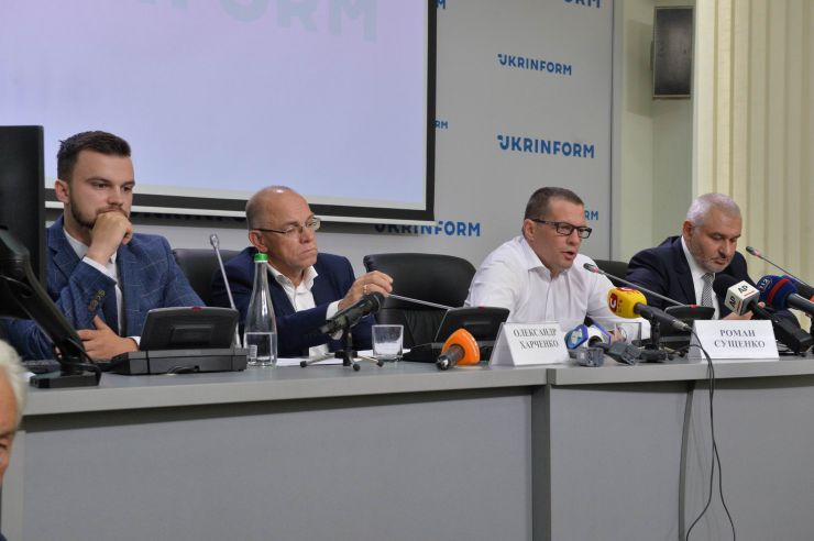 Прес-конференція звільненого журналіста Романа Сущенка.
На фото: адвокат Євген Пронін, директор Укрінформу Олександр Харченко, Роман Сущенко, адвокат Марк Фейгін.