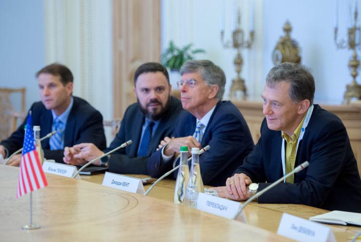 Голова Верховної Ради України Дмитро Разумков зустрівся з заступником Помічника Державного секретаря США з питань Європи та Євразії Джорджем Кентом та Тимчасовий повірений у справах США в Україні Вільям Тейлор