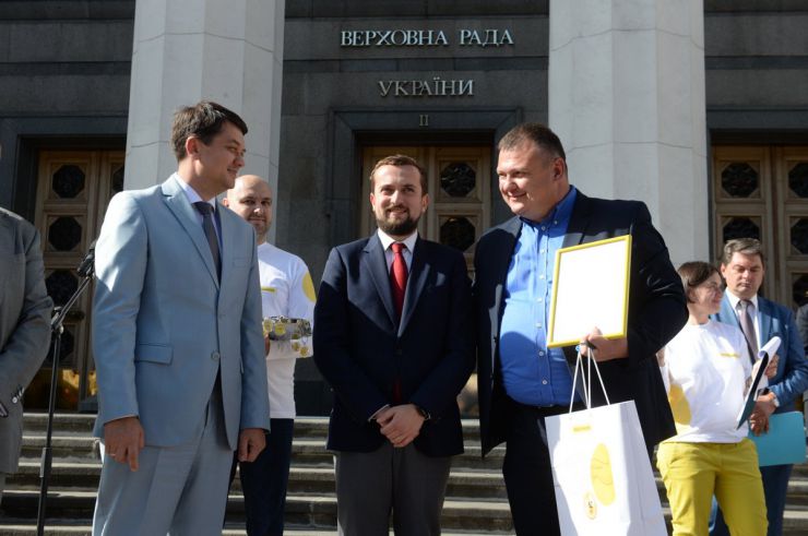 17 вересня 2019 біля будівлі Верховної Ради України на пл. Конституції, у День пацієнта медичним установам з 18 областей України вручили ключі від 20 автомобілів швидкої медичної допомоги.