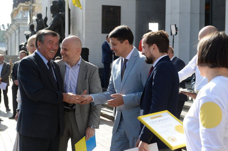 17 вересня 2019 біля будівлі Верховної Ради України на пл. Конституції, у День пацієнта медичним установам з 18 областей України вручили ключі від 20 автомобілів швидкої медичної допомоги.