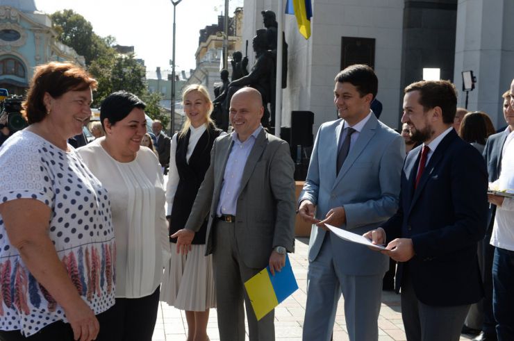 17 вересня 2019 біля будівлі Верховної Ради України на пл. Конституції, у День пацієнта медичним установам з 18 областей України вручили ключі від 20 автомобілів швидкої медичної допомоги.