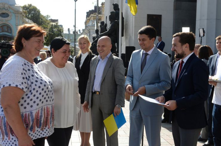 17 вересня 2019 біля будівлі Верховної Ради України на пл. Конституції, у День пацієнта медичним установам з 18 областей України вручили ключі від 20 автомобілів швидкої медичної допомоги.