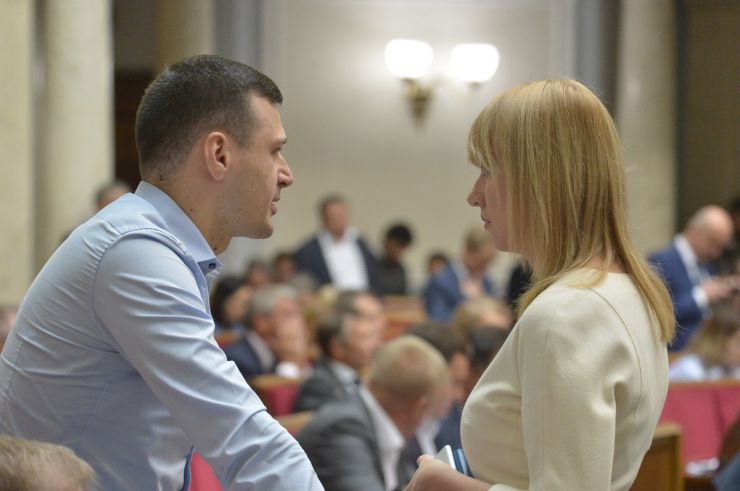 19 вересня 2019 пленарне засідання Верховної Ради України.
Олександр Колтунович ОП, Олена Шуляк СН.