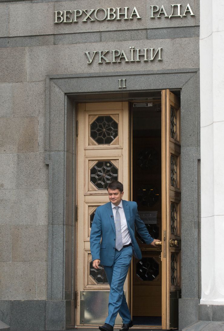Голова Верховної Ради Дмитро Разумков у інтерв’ю парламентському телеканалу «Рада» спілкуючись із директором телеканалу Володимиром Лехом дав відповіді на питання, які турбують суспільство.