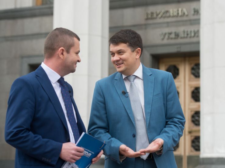 Голова Верховної Ради Дмитро Разумков у інтерв’ю парламентському телеканалу «Рада» спілкуючись із директором телеканалу Володимиром Лехом дав відповіді на питання, які турбують суспільство.