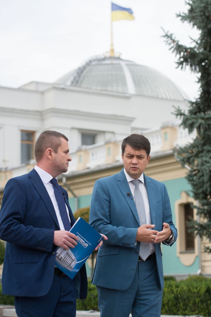 Голова Верховної Ради Дмитро Разумков у інтерв’ю парламентському телеканалу «Рада» спілкуючись із директором телеканалу Володимиром Лехом дав відповіді на питання, які турбують суспільство.