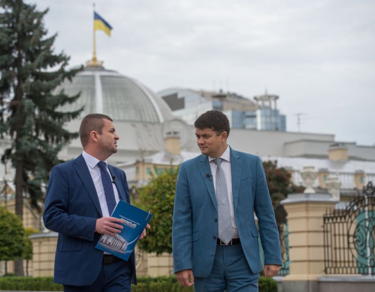 Голова Верховної Ради Дмитро Разумков у інтерв’ю парламентському телеканалу «Рада» спілкуючись із директором телеканалу Володимиром Лехом дав відповіді на питання, які турбують суспільство.