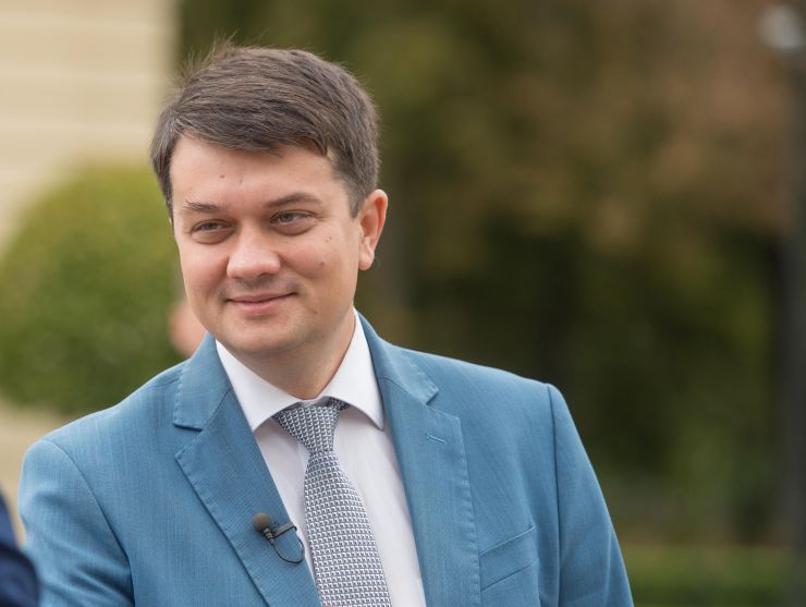 Голова Верховної Ради Дмитро Разумков у інтерв’ю парламентському телеканалу «Рада» спілкуючись із директором телеканалу Володимиром Лехом дав відповіді на питання, які турбують суспільство.