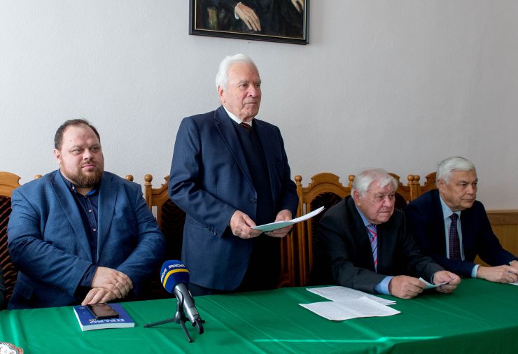 В залі засідань Вченої ради столичного Інституту держави і права імені В.М. Корецького НАН України відбулась презентація заключного третього тома видання «Енциклопедія міжнародного права», за участі Першого заступника Голови Верховної Ради України Руслана Стефанчука. Перший заступник Голови Верховної Ради України Руслан Стефанчук, директор Інституту держави і права імені В. М. Корецького академік Національної академії наук України Юрій Шемшученко, професор, член-кореспондент Національної академії правових наук України Володимир Денисов, Віце-президент НАН України, академік НАН України Сергій Пирожков 